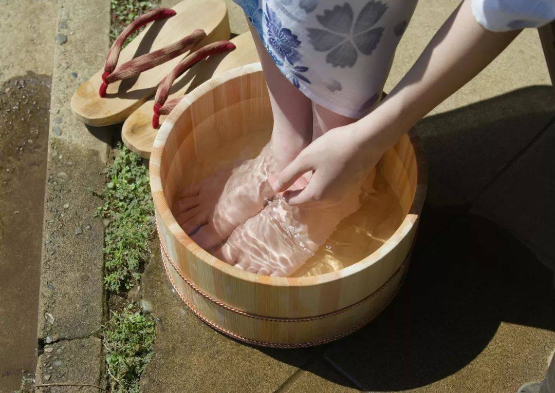 腿浮肿用什么泡脚好？试试用它泡脚哈尔滨下肢静脉血栓医院