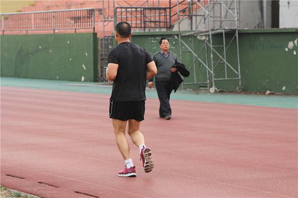 小腿静脉血栓有什么症状？警惕：下肢若有这些异常哈尔滨静脉血栓