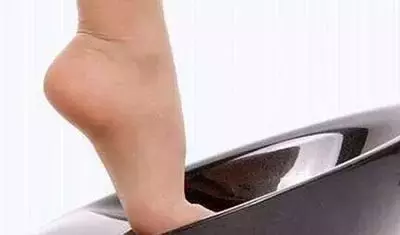 走路脚麻是什么原因引起的？哈尔滨治疗静脉血栓哪家医院好